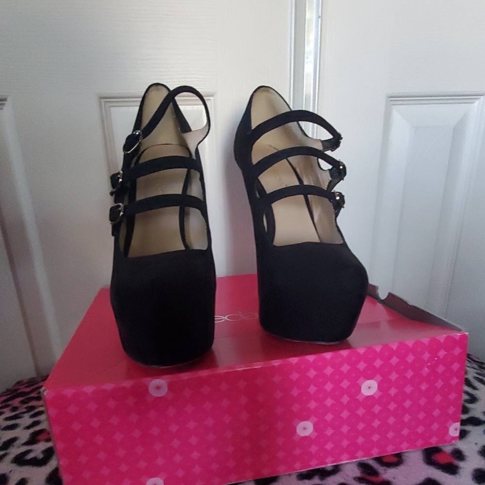 Shoes - Picture 3 of 3